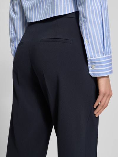 Kobiece modelka nosi Straight Fit Stoffhose mit Ziernaht Modell 'Cameron' od Cambio, elastyczny pas, kieszenie z tyłu, szerokość w rozmiarze 36: 39 cm, długość nogawki od wewnątrz w rozmiarze 36: 67 cm, widok z tyłu zbliżenie na biodra