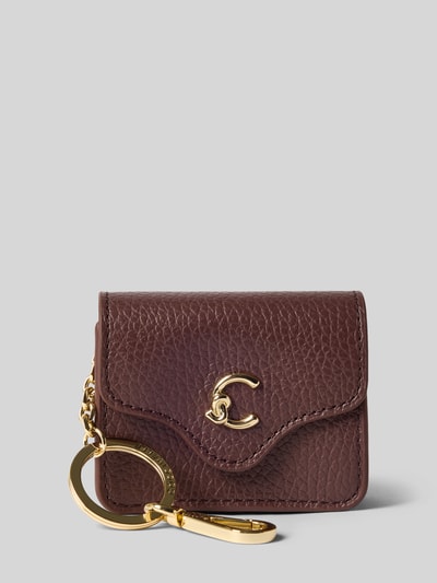 Produktfoto, Schlüsselanhänger mit Minibag von Coccinelle, strukturierte braune Oberfläche, metallic Label-Detail, Gliederkette, Karabinerverschluss