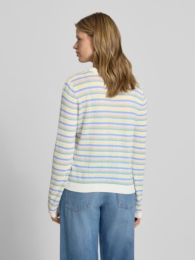 Frauenmodel trägt Regular Fit Strickpullover aus reiner Baumwolle Modell 'DIANA' von Pieces, mehrfarbig gestreift, Rundhals, Rückansicht.