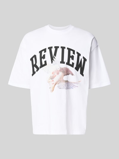 Produktfoto, T-Shirt mit Logo- und Motiv-Print von REVIEW in Weiß, reine Baumwolle, Loose-Fit, gerippter Rundhalsausschnitt, Rückenlänge 70 cm bei Größe M.