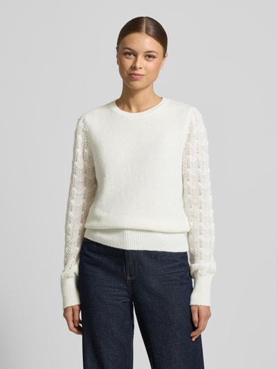 Frauenmodel trägt Regular Fit Strickpullover mit Ajour-Strick Ärmeln von Tom Tailor Denim in Unifarben, Strickoptik, Nahaufnahme Oberkörper.