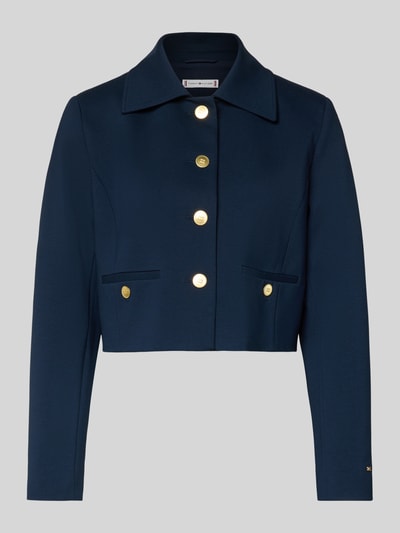 Produktfoto, Regular Fit Kurzblazer aus Viskose-Mix Modell 'PUNTO' von Tommy Hilfiger in dunkelblauer Optik, goldene Knopfleiste, Paspeltaschen, Umlegekragen, Cropped-Länge, Logo-Applikation, Langarm, dekorativer Knopf, Material: Viskose-Mix