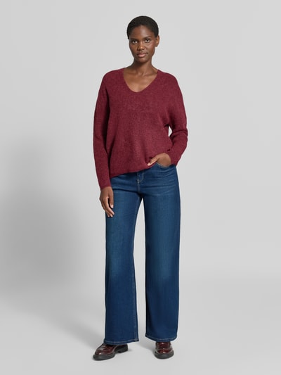 Frauenmodel trägt Flared Fit Jeans im 5-Pocket-Design Modell 'Dara' von MOS MOSH in Dunkelblau, elastischer Baumwoll-Mix, rustikale Textur, Ganzkörperansicht von vorne.