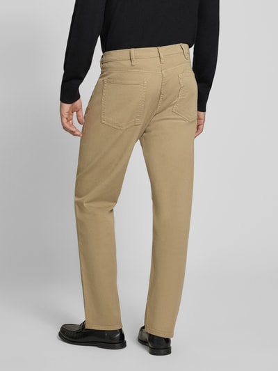 Männermodel trägt Straight Fit Jeans aus elastischem Baumwoll-Mix von Paul Smith in Beige mit 5-Pocket-Design, Ganzkörperansicht Rückansicht.