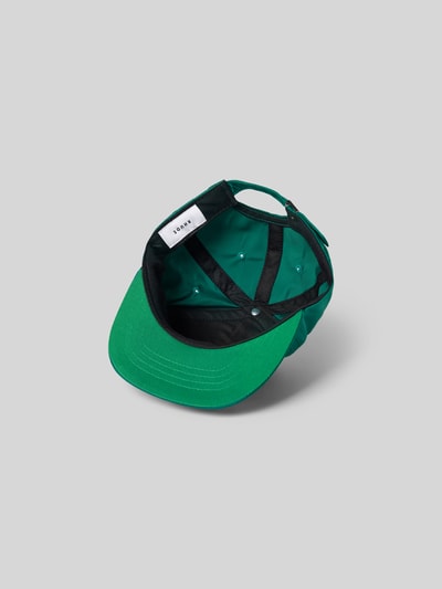 Produktfoto, grüne Basecap mit Label-Detail von RHUDE, verstärkter Schirm, eingestickte Luftlöcher, verstellbarer Verschluss, glatte Stoffstruktur