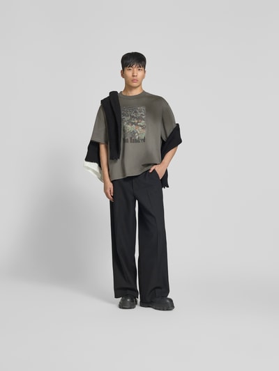Männermodel trägt Relaxed Fit T-Shirt mit Foto-Print von WON HUNDRED aus reiner Baumwolle mit Logo-Print und Rundhalsausschnitt, Ganzkörperansicht von vorne.