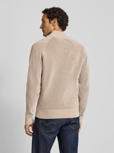 Männermodel trägt Regular Fit Strickjacke mit Stehkragen von Jake*s Studio Men in Beige, strukturierte Oberfläche, Ganzkörperansicht Rückansicht.