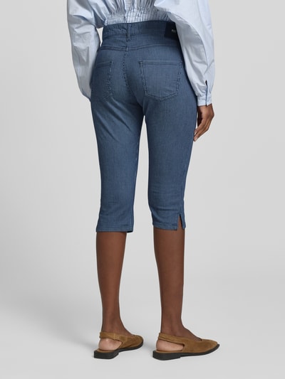 Kobiece modelka nosi Caprihose im Allover-Look Modell 'Summer Clean' od MAC z bawełnianego miksu ze stretchem, krój slim fit, kieszenie, szerokość w rozmiarze 36: 40 cm, długość nogawki od wewnątrz: 44 cm; tekstura drobnopaskowa, kolor niebieski; widok całej sylwetki od tyłu