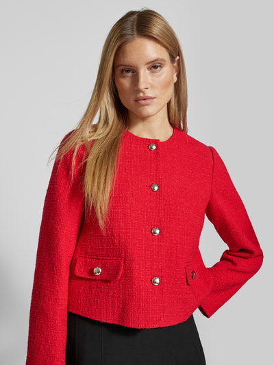 Frauenmodel trägt Regular Fit Blazer mit Rundhalsausschnitt Modell 'Jodi2' von JOOP! in kräftigem Rot, Baumwoll-Mix, Nahaufnahme Oberkörper.