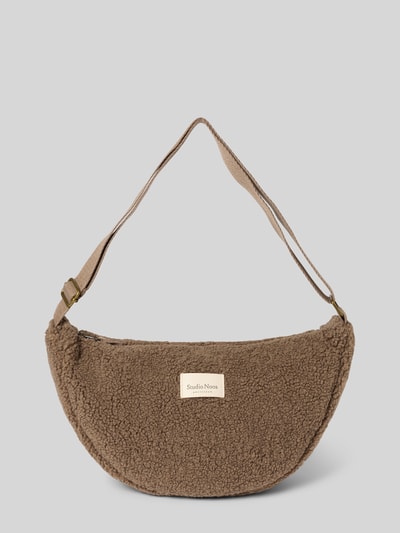 Produktfoto, Shoulder Bag aus Teddyfell von Studio Noos in Braun, Logo-Patch, Reißverschluss, verstellbarer Schulterriemen, weiche Textur
