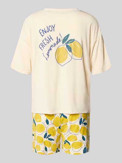 Männermodel trägt piżama 'Pyjama aus Modal-Mix' von Schiesser, mieszanka modalu, luźny krój, okrągły dekolt, elastyczny pas, rękaw o dł. 1/2, tył z nadrukiem cytryn, przód i spodenki w cytrynowy wzór, jasne kolory, gładka struktura, całkowita sylwetka, widok z tyłu.