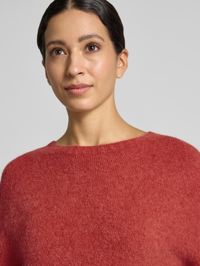 Frauenmodel trägt Strickpullover aus Alpaka-Mix Modell 'GIUNCO' von Marella, rötliche Farbe, weiche Textur, Nahaufnahme Oberkörper, Damen Regular Fit mit Rundhalsausschnitt, Rückenlänge 50 cm, Ärmellänge 69 cm.
