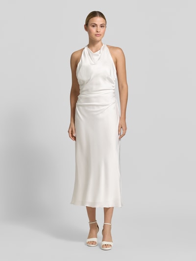 Frauenmodel trägt Slim Fit Midikleid aus Satin von Hey Kyla mit Raffung, Rückenausschnitt, Neckholder in Weiß, Ganzkörperansicht von vorne. Rückenlänge bei Größe 36: 100 cm, Brustweite: 40 cm.