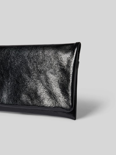 Produktfoto, Clutch aus echtem Leder mit Strukturmuster von Abro in Schwarz, glänzende Oberfläche, sichtbare Struktur, neutraler Hintergrund. Kontext: Damen Clutch, Hauptfach mit Umschlag und Magnetverschluss, Reißverschlussfach innen, Label-Detail innen, Maße 23x14x4 cm.