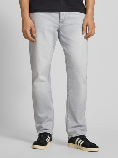 Męski model nosi Straight Fit Jeans aus reiner Baumwolle Modell 'EDGE' von Only & Sons, jasnoszary denim, pięciokieszeniowy, z paskiem, przód całej sylwetki.