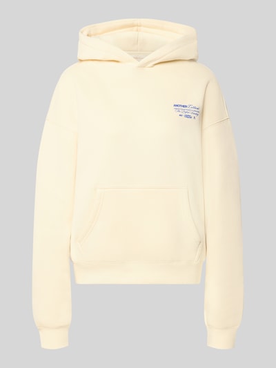 Produktfoto, cremefarbener Hoodie mit Känguru-Tasche Modell 'Another Sunday' von ANOTHER COTTON LAB, lockerer Schnitt, Baumwoll-Mix, Kapuze
