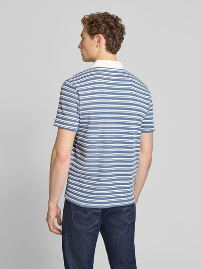 Männermodel trägt Regular Fit Poloshirt aus Baumwoll-Mix Modell 'BLAZE' von SELECTED HOMME, Optik: Unifarben, Ganzkörperansicht Rückansicht