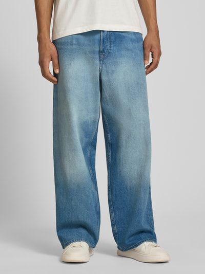 Mannenmodel draagt Jeans im Used-Look Modell 'Type 3' van Wood Wood, relaxed fit, blauwe tinten, katoen, detailopname voorkant.