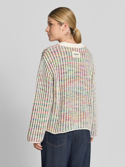 Frauenmodel trägt Strickpullover mit Rundhalsausschnitt Modell 'ANILA' von ICHI, Grobstrick, mehrfarbig, Ganzkörperansicht Rückansicht. Damen Strickpullover aus Baumwoll-Mix, Regular Fit, Rückenlänge 56 cm, Ärmellänge 67 cm.