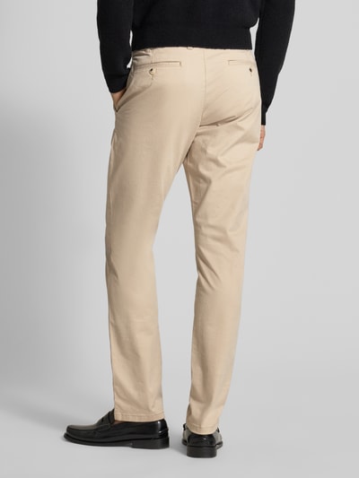 Männermodel trägt Straight Fit Chino mit Gesäßtaschen von MCNEAL, Beige, Baumwoll-Mix, Eingrifftaschen, Knopf- und Reißverschluss, Ganzkörperansicht Rückansicht.