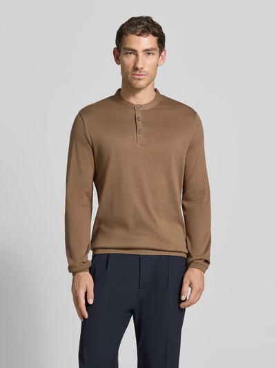 Männermodel trägt Longsleeve mit Knopfleiste Modell 'BADO' von CINQUE in Braun, reine Baumwolle, Slim Fit, Ganzkörperansicht von vorne.