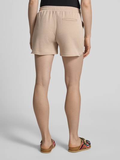 Frauenmodel trägt Shorts mit elastischem Bund Modell 'KATE PIQUE' von ICHI aus Baumwoll-Mix, Regular-Fit, cremiges Beige, Ganzkörperansicht Rückansicht.