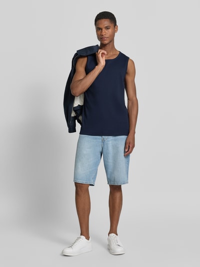 Männermodel trägt Slim Fit Tank Top aus Baumwoll-Mix von s.Oliver RED LABEL, Optik: Unifarben, Rundhals, breite Träger, Feinripp, Ganzkörperansicht von vorne.