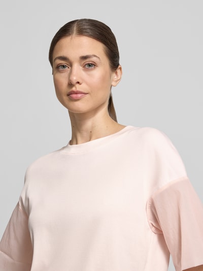 Frauenmodel trägt T-Shirt mit Rundhalsausschnitt und Tunnelzug von Marc Cain aus Baumwoll-Elasthan-Mix, Relaxed-Fit, Ärmel mit Aufschlag, Rückenlänge bei Größe 36 51 cm, Nahaufnahme Oberkörper.