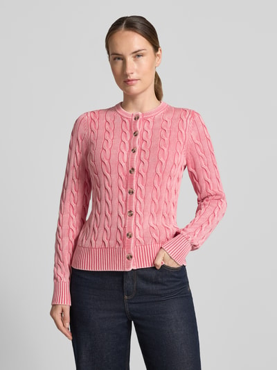 Frauenmodel trägt Relaxed Fit Strickjacke aus reiner Baumwolle von Jake*s Casual in Rosa, Grobstrick mit Zopfmuster, Nahaufnahme Oberkörper.