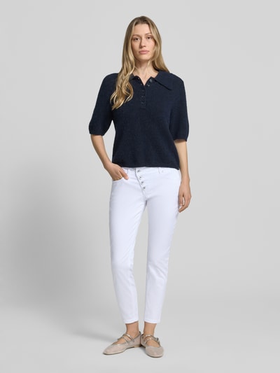 Frauenmodel trägt Jeans in 7/8-Länge Modell 'Malibu' von Buena Vista, weiß, Baumwoll-Elasthan-Mix, Slim Fit, Ganzkörperansicht von vorne.