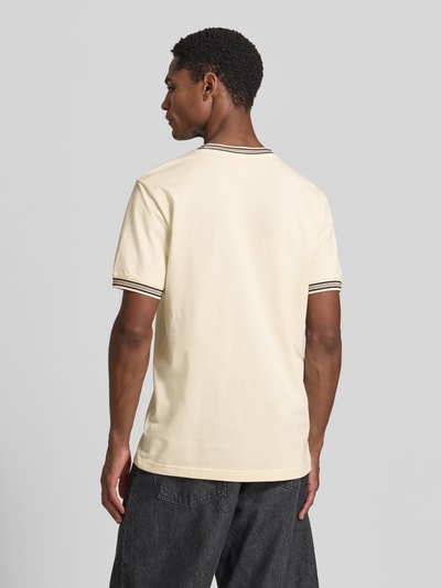 Męski model nosi Regular Fit T-Shirt mit Logo-Stitching od Christian Berg Men, bawełna, kremowy, widok całej sylwetki z tyłu.