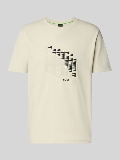 Produktfoto, cremefarbenes Relaxed Fit T-Shirt aus Baumwoll-Mix Modell 'TS_NETWORK FLAG' von BOSS für Herren T-Shirt, BOSS Green, mit schwarzem Marken-Flag-Label und grafischen Flaggen-Prints auf glatter Textur