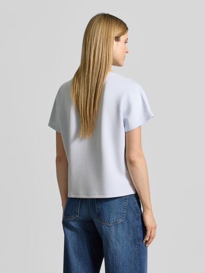 Frauenmodel trägt Loose Fit T-Shirt aus Modal-Mix von Tom Tailor, Optik: Unifarben, Motiv-Prägung, Stretch, Ganzkörperansicht Rückansicht.