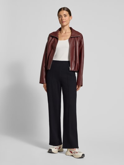 Frauenmodel trägt Straight Fit Hose mit Bügelfalte von Garcia in Schwarz, Baumwollmix, unifarben, matte Optik, Ganzkörperansicht von vorne.