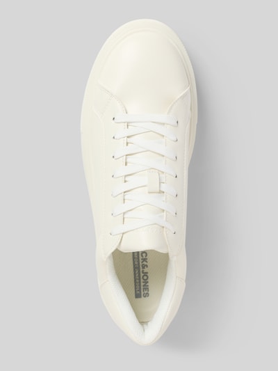 Produktfoto, cremefarbener Sneaker mit Label-Detail Modell 'ASPIRE' von Jack & Jones, abgerundete Form, strukturierte Sohle, Draufsicht