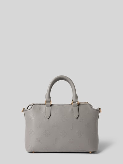 Produktfoto, graue Handtasche mit Label-Detail von JOOP!, strukturierte Oberfläche, goldfarbene Akzente, Maße und Details gemäß Kontext