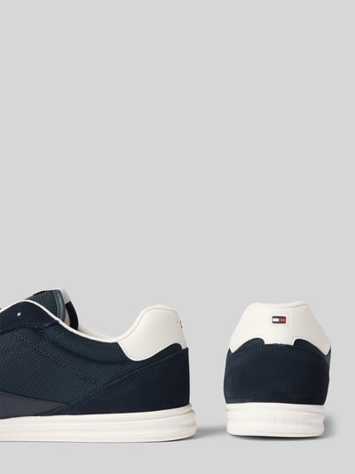 Produktfoto, Low Top Sneaker aus Leder-Textile-Mix Modell 'LOPRO CUP MIX' von Tommy Hilfiger, dunkelblau-weiß, strukturierte Sohle, unifarben, Label-Schriftzug, flacher Absatz, runde Schuhspitze