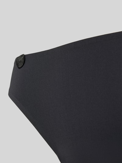 Frauenmodel trägt Slip mit Label-Detail von Marie Jo, Material-Mix mit Stretch-Anteil, Körpernaher-Schnitt, Detailaufnahme.