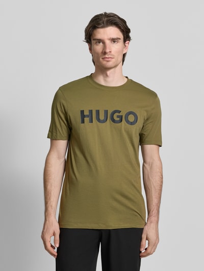 Männermodel trägt Regular Fit T-Shirt aus reiner Baumwolle Modell 'DULIVIO' von HUGO, Optik: Unifarben, Label-Print, Nahaufnahme Oberkörper