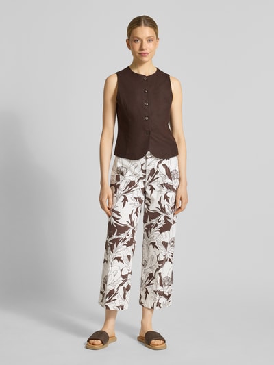 Frauenmodel trägt Culotte in 7/8-Länge Modell 'Liv' von TONI aus Baumwoll-Mix mit Stretch-Anteil, Allover-Look in Braun und Weiß, Ganzkörperansicht von vorne.