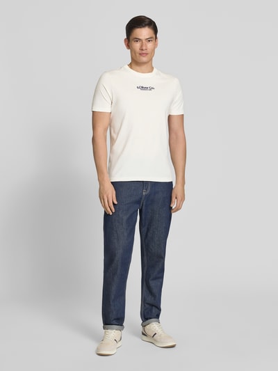 Männermodel trägt Regular Fit T-Shirt aus reiner Baumwolle von s.Oliver RED LABEL in Unifarbe, Rundhals, Kurzarm, Ganzkörperansicht von vorne.