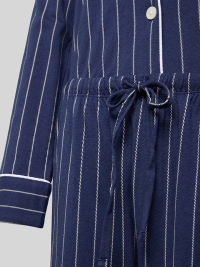Frauenmodel trägt Pyjama mit Streifenmuster von Lauren Ralph Lauren aus reiner Baumwolle, lockerer Schnitt, Detailaufnahme Oberkörper.
