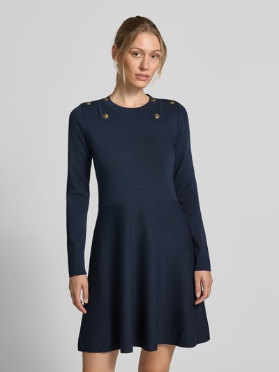 Kobiece modelka nosi sukienkę mini z mieszanki wiskozy Model 'Abito Maglia' od Liu Jo White w granatowym kolorze, ozdobne obszycie, dopasowany krój, długość tyłu w rozmiarze S: 85 cm, szerokość w rozmiarze S: 40 cm, długość rękawów w rozmiarze S: 35 cm, długie rękawy, widok na górną część ciała z przodu.