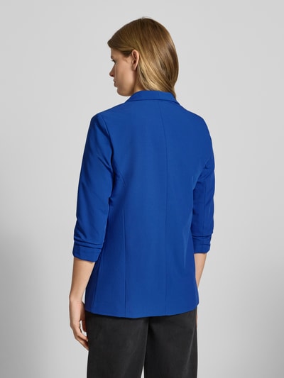 Frauenmodel trägt Blazer mit Schalkragen von PIECES, lockere Passform, Unifarbenes-Design, Gelegte Falten, Ganzkörperansicht Rückansicht.