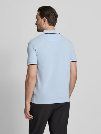 Männermodel trägt Regular Fit Poloshirt aus reiner Baumwolle Modell 'PADDY' von BOSS Green, Optik: Unifarben, Ganzkörperansicht Rückansicht.