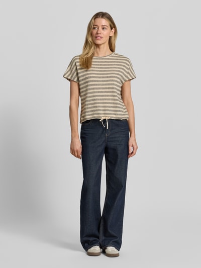Frauenmodel trägt Damen T-Shirt mit Strukturmuster Modell 'Sedopa' von OPUS aus Baumwoll-Mix, Regular-Fit, Rundhalsausschnitt, Saum mit Kordelzug, gestreift in Naturtönen, Rückenlänge bei Größe 36: 47 cm, Ganzkörperansicht von vorne.