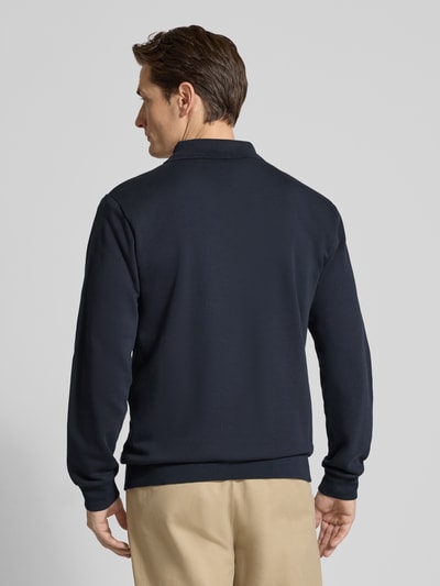 Männermodel trägt Sweatshirt mit Polokragen und Reißverschluss von Lindbergh aus Baumwoll-Mix, Regular-Fit, dunkelblau, Ganzkörperansicht Rückansicht.