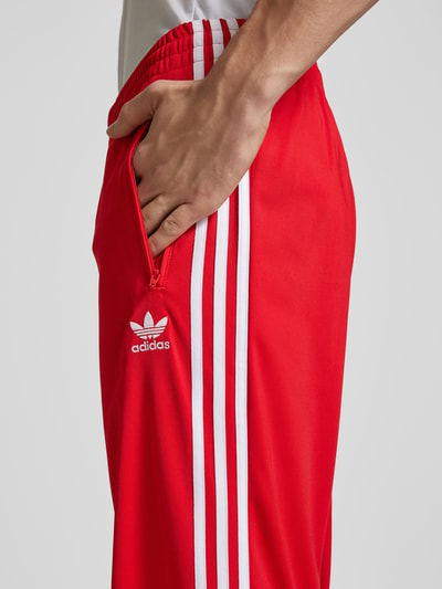 adidas Originals Spodnie dresowe o kroju regular fit z wyhaftowanym logo model ‘FIREBIRD’ Czerwony 3