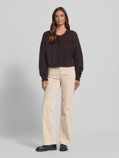 Modelka nosi Straight Fit Cordhose mit breitem Saumabschluss von BUENA VISTA, kolor jednolity, krój straight fit, materiał sztruks, widok całej sylwetki z przodu.