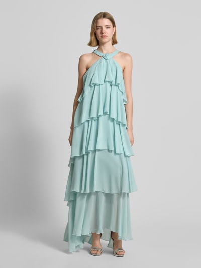 Frauenmodel trägt Volant Abendkleid mit V-Ausschnitt Modell 'FELICIA' von Vero Moda in hellem Uni-Ton, Chiffon, Maxi-Länge, Ganzkörperansicht von vorne.